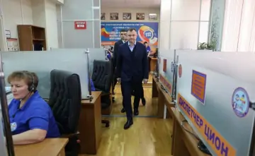 Юрий Слюсарь во время посещения Центра информационного обеспечения безопасности населения Ростовской области. Фото пресс-службы губернатора Ростовской области