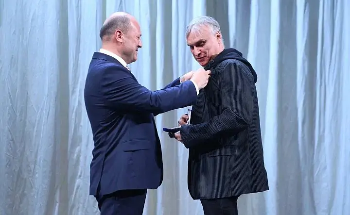 Александр Скрябин вручает награду. Фото пресс-службы администрации Ростова