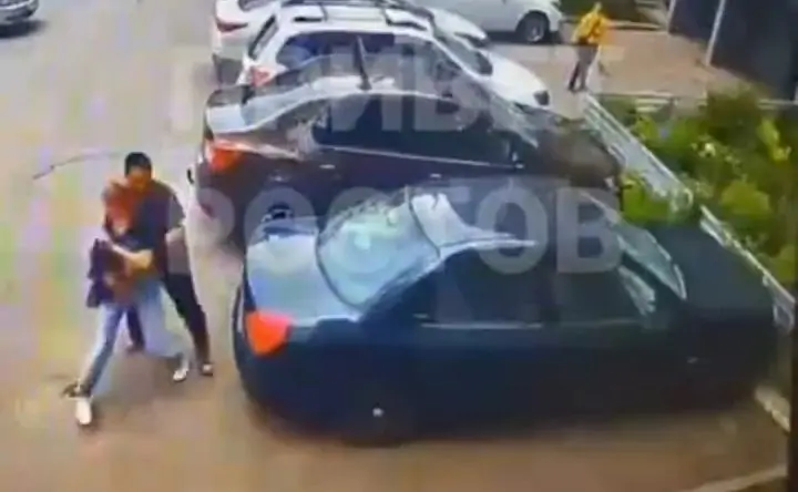 Момент похищения с камер наблюдения с места происшествия