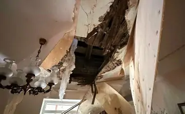 Рухнувший потолок.. Фото администрации Ростова