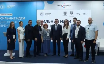 Юрий Слюсарь с победителями. Фото пресс-службы губернатора Ростовской области