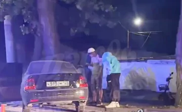 Машина, влетевшая в дерево. Скриншот видео из telegram-канала "Ростов Главный"