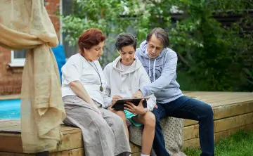 Семья с планшетом. Фото ПАО «МегаФон»