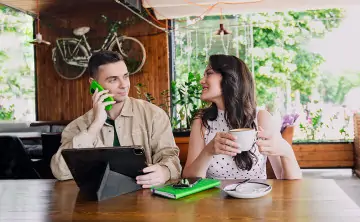 Пара с гаджетами. Фото ПАО «МегаФон»