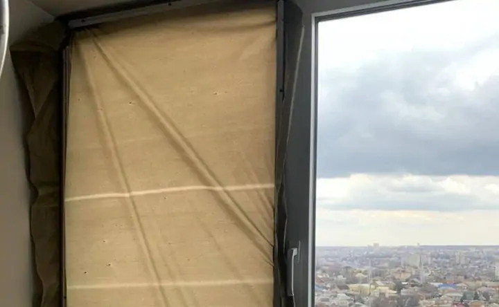 Повреждённое окно. Фото для иллюстрации, фото из Telegram-канала Александра Скрябина