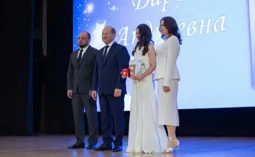 Александр Скрябин с выпускницей. Фото donnews.ru