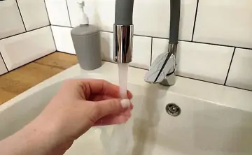 Вода из крана. Фото donnews.ru