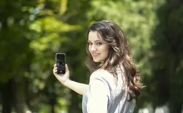 Девушка с телефоном. Фото пресс-службы МегаФон