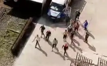 Участники массовой драки. Скриншот с видео из соцсетей