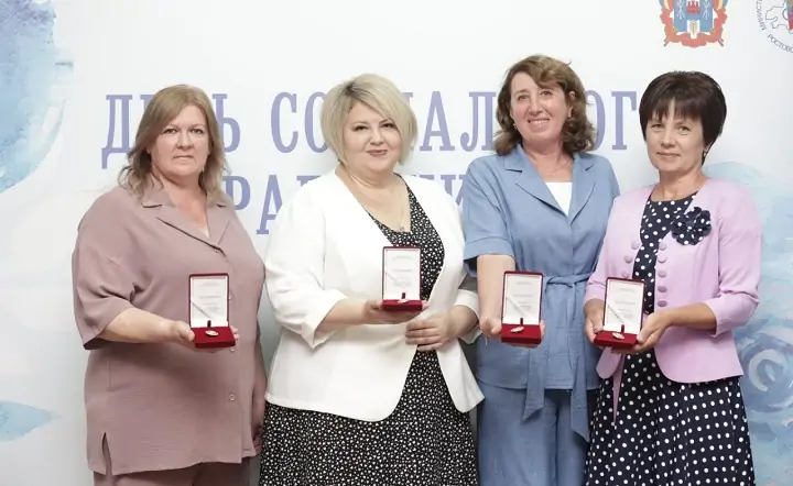 Награждённые женщины. Фото с официального сайта правительства Ростовской области