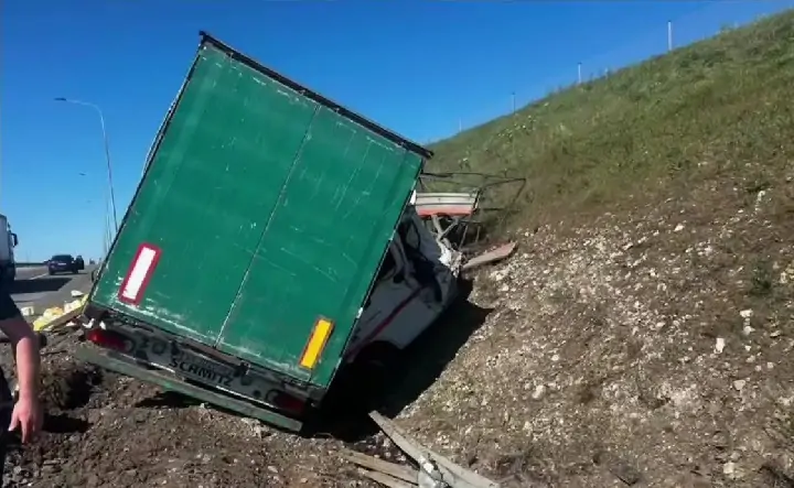 "Камаз" на обочине. Фото отдела пропаганды ГИБДД по Ростовской области