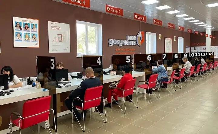 Оформление документов в МФЦ. Фото пресс-службы министерства региональной политики Ростовской области