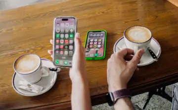 Кофе и смартфоны. Фото пресс-службы МегаФона