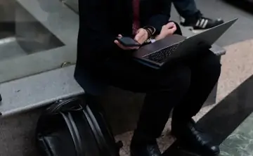 Работа за ноутбуком. Фото Михаила Гребенщикова, РБК