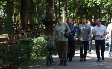 Юрий Слюсарь в парке. Фото пресс-службы губернатора Ростовской области