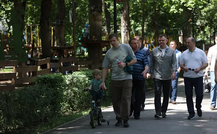Юрий Слюсарь в парке. Фото пресс-службы губернатора Ростовской области