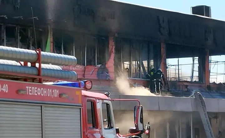 Сгоревший ТЦ. Фото из ТГ-канала главы Новошахтинска Сергея Бондаренко