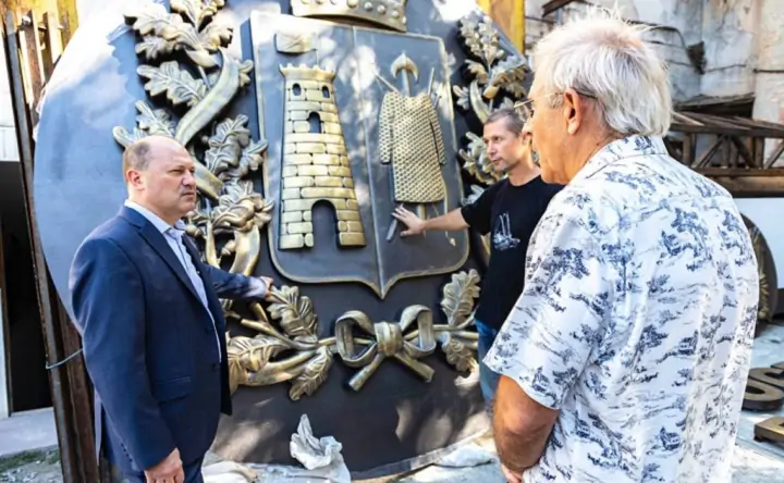 Александр Скрябин в мастерской. Фото пресс-службы администрации Ростова