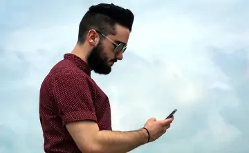 Мужчина со смартфоном. Фото pxhere.com