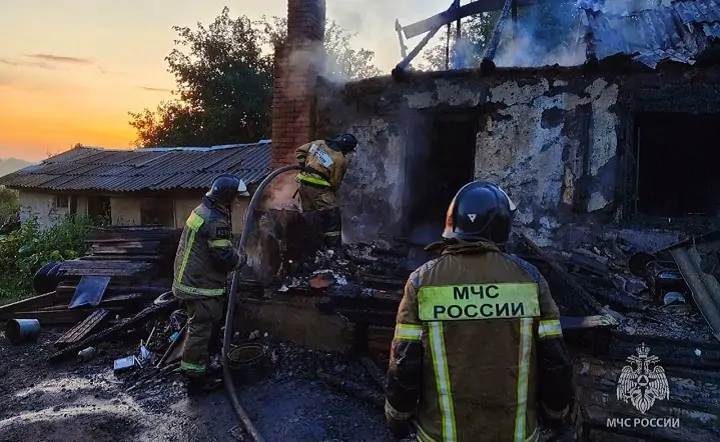 Фото с места пожара ГУ МЧС по Ростовской области