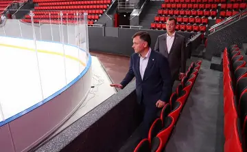 Юрий Слюсарь и Михаил Дегтярёв в здании Дворца спорта. Фото пресс-службы губернатора Ростовской области