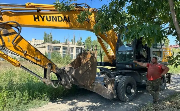 Техника для замены изношенного канализационного коллектора. Фото donland.ru