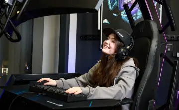 Девушка за игрой. Фото предоставлено ПАО «Ростелеком»