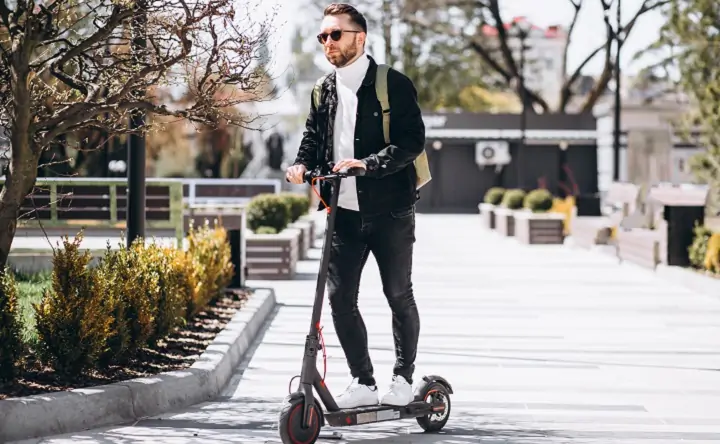 Парень на самокате. Фото ru.freepik.com