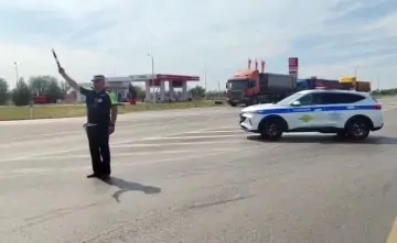 Сотрудники ГАИ регулируют движение. Фото donnews.ru