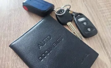 Водительские документы и ключи от авто. Фото donnews.ru