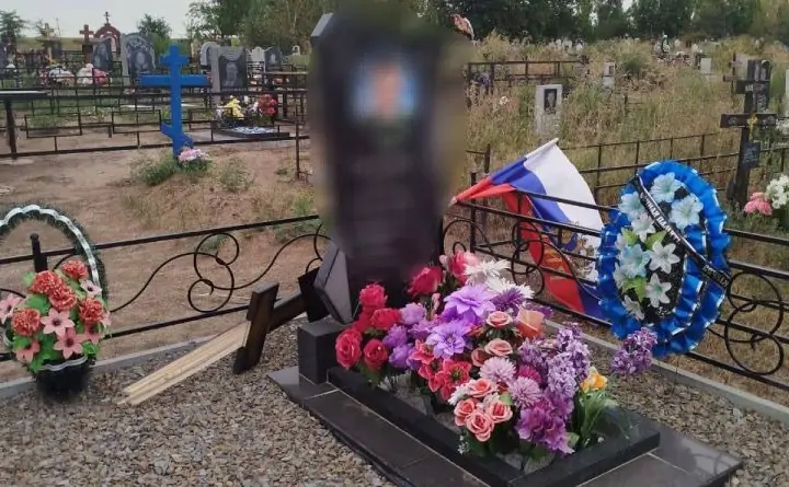 Фото одной из разгромленных могил из соцсети