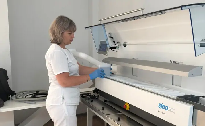 Стейнер для окраски гистологических микропрепаратов Cromatec. Фото предоставлено ООО «Центр медицинских осмотров»