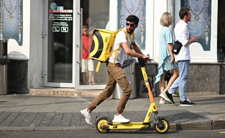 Курьер. Фото Алексея Майшева, РИА Новости
