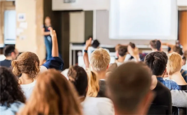 Студенты. Фото сгенерировано нейросетью Kandinsky