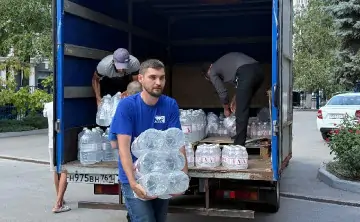 Выгрузка воды. Фото "Молодой гвардии Единой России"