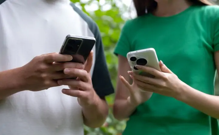 Пара со смартфонами. Фото предоставлено пресс-службой ПАО «МегаФон»