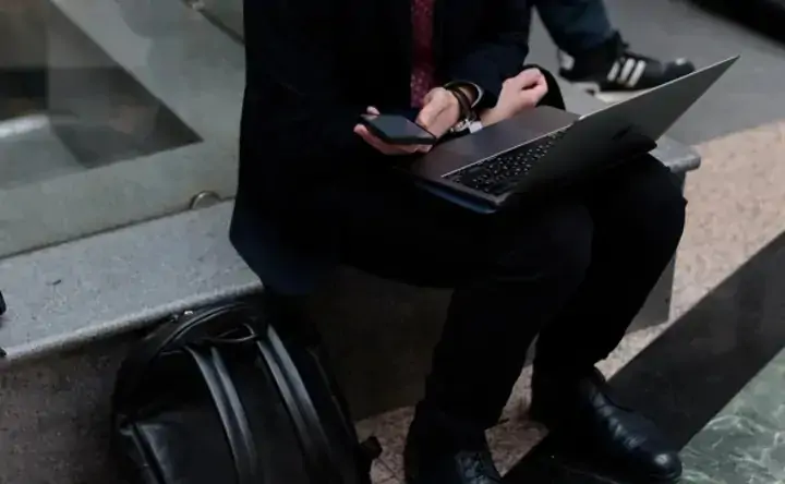 Работа за ноутбуком. Фото Михаила Гребенщикова, РБК