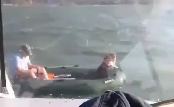 Семья в лодке. Скриншот из видео пресс-службы ГУ МЧС по Ростовской области