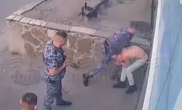 Скриншот из видео с избиением. Источник Don Mash