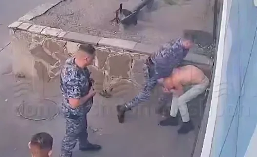 Скриншот из видео с избиением. Источник Don Mash