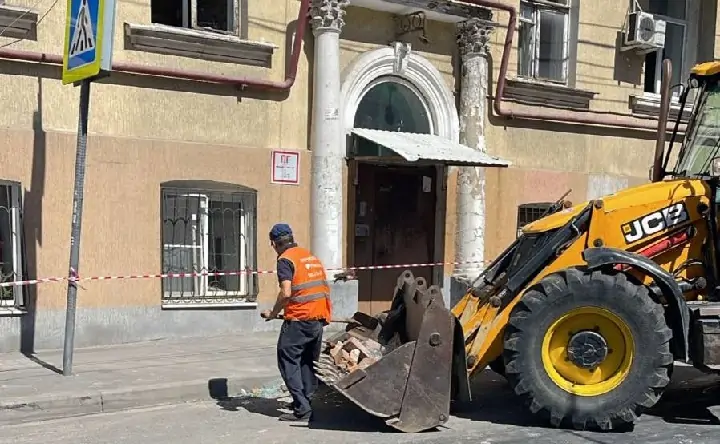 Уборка последствий атаки БПЛА. Фото из Telegram-канала главы Ленинского Района Ростова Юлии Мищук