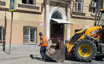 Уборка последствий атаки БПЛА. Фото из Telegram-канала главы Ленинского Района Ростова Юлии Мищук