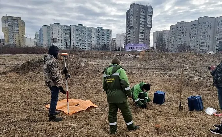 Инспекторы Росприроднадзора делают замеры свалки в Батайске. Фото ведомства