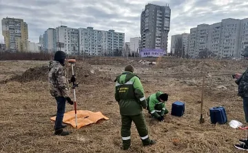Инспекторы Росприроднадзора делают замеры свалки в Батайске. Фото ведомства
