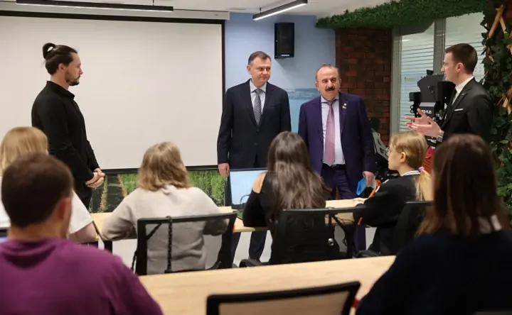 Юрий Слюсарь общается с молодёжью. Фото пресс-службы губернатора Ростовской области