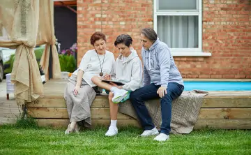 Семья с планшетом. Фото ПАО «МегаФон»