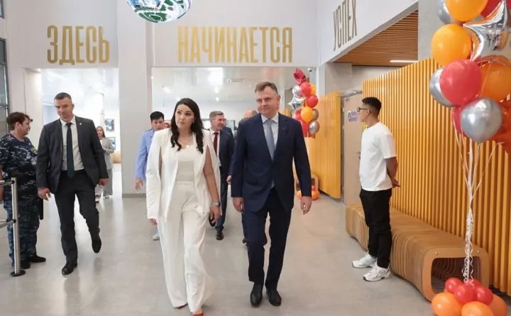 Юрий Слюсарь в школе № 74 в Суворовском. Фото пресс-службы губернатора Ростовской области