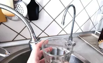 Вода из крана. Фото donnews.ru