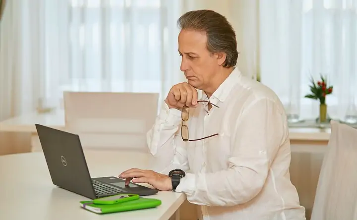 Мужчина с ноутбуком. Фото предоставлено пресс-службой ПАО «МегаФон»