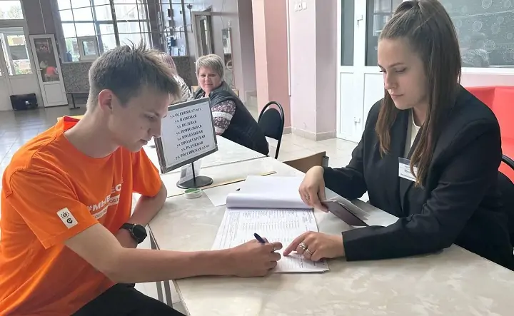 Волонтёр голосует. Фото регионального штаба #МЫВМЕСТЕ